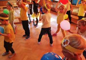 Na zdjęciu przedszkolaki podczas zabawy z kolorowymi balonami